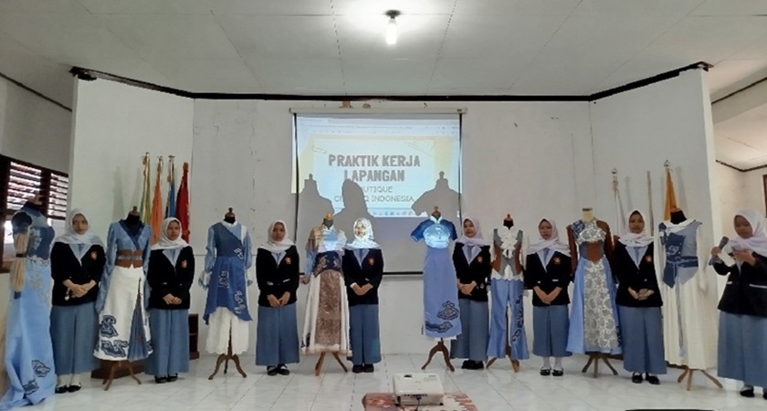 102 MURID BUSANA SMK NEGERI 3 MAGELANG MENGIKUTI PRESENTASI HASIL TUGAS AKHIR PRAKTIK KERJA LAPANGAN (PKL)