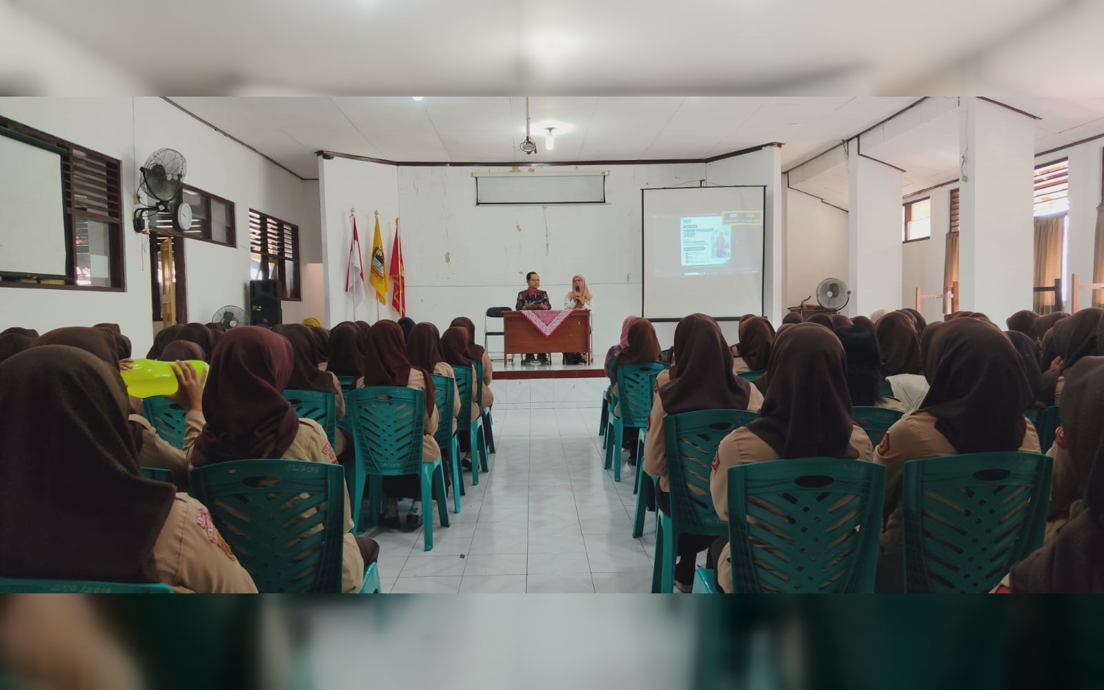 WIWID HOSANNA BUKA WAWASAN MURID BUSANA TENTANG TREN FASHION 2026/2027