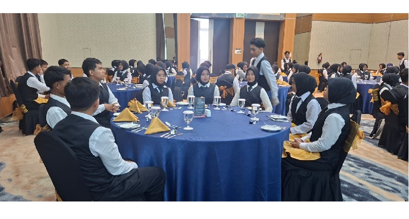 Kegiatan Table Manner Kelas XI Program Keahlian Kuliner SMK Negeri 3 Magelang
