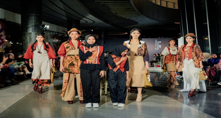Produk d’JeLiPat Tampil Memukau di Soerabaia Fashion Trend 2024