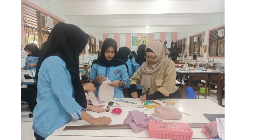 Murid Busana SMK Negeri 3 Magelang Belajar Inovasi Patchwork dari Kain Perca